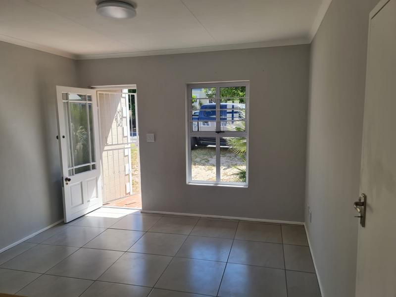 To Let 2 Bedroom Property for Rent in Oakglen Western Cape